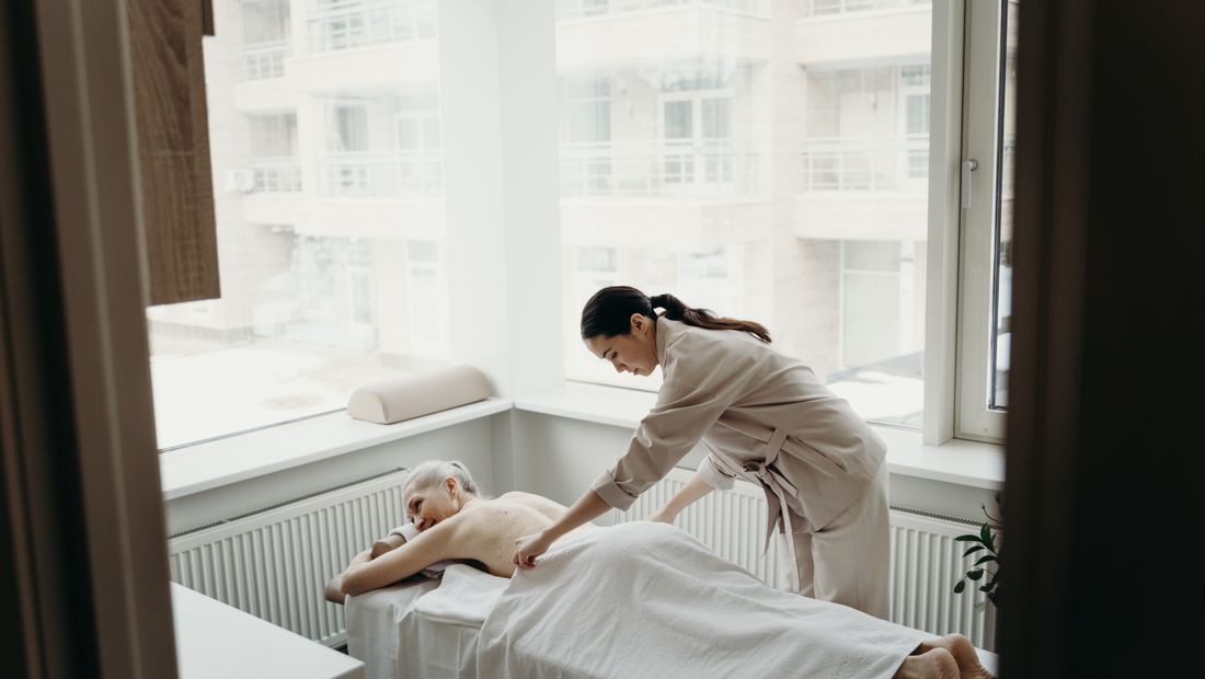 Massage apps vs an independent therapist in Dubai: an honest comparison